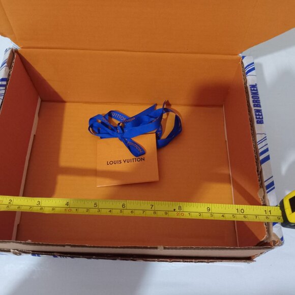 2 Louis Vuitton Boxes and Bows - Picture 2 of 9